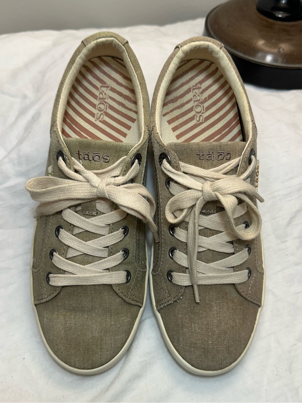 Taos Star sneakers women 39 size 8 tan brown khaki shoes white neutral Taos 8